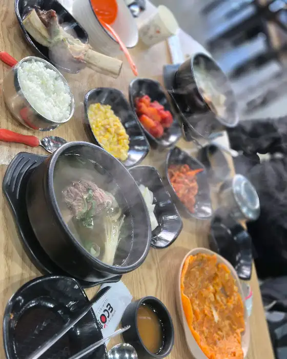 다양한 국물 요리와 반찬