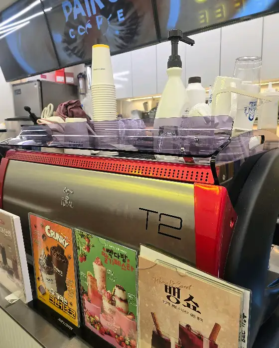 빽다방 기계와 메뉴판