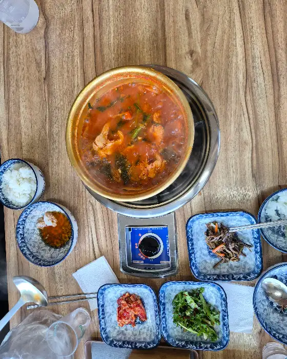 동태탕과 밑반찬이 차려진 모습