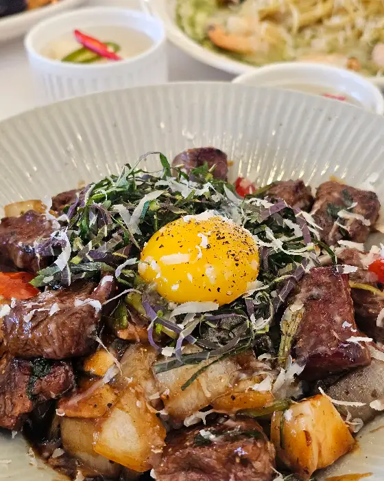 풍성한 스테이크 덮밥