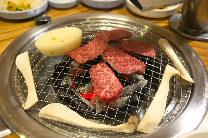 숯불 위에서 맛있게 구워지고 있는 소고기