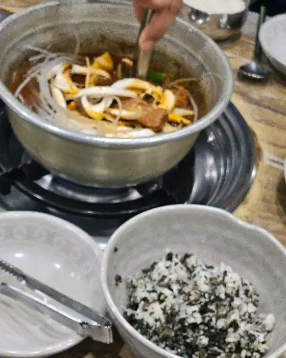 다른 테이블에 나온 듯한 등갈비찜과 곁들임으로 보이는 밥그릇