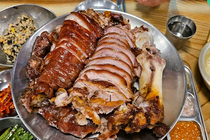 88왕족발의 푸짐하고 윤기 나는 족발
