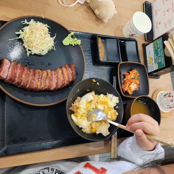 푸짐한 점보 정식, 든든함과 맛을 동시에