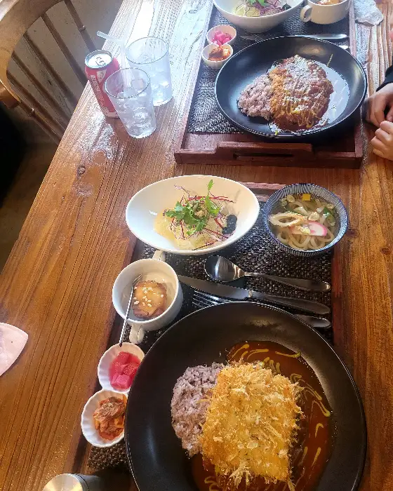 식탁에 차려진 돈까스