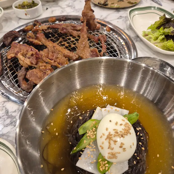 냉면과 숯불에 구워진 고기