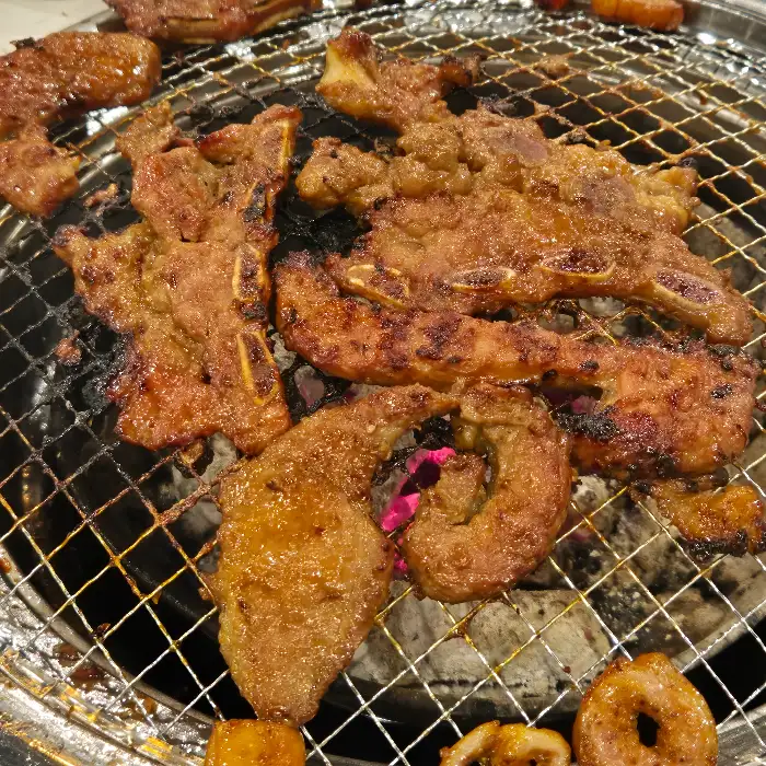 숯불 위에서 구워지는 양념 갈비