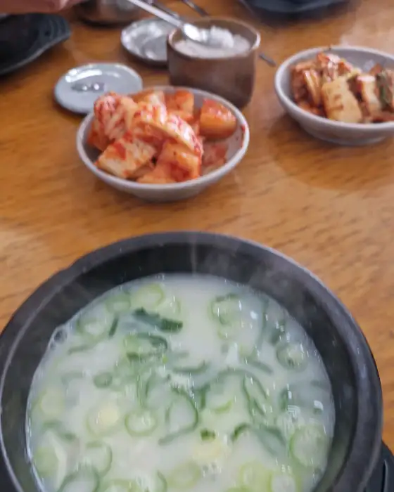 설렁탕 국물과 고명