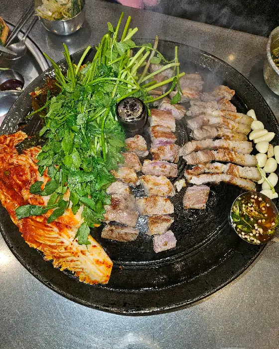 솥뚜껑 불판 위에서 먹음직스럽게 볶아지고 있는 볶음밥
