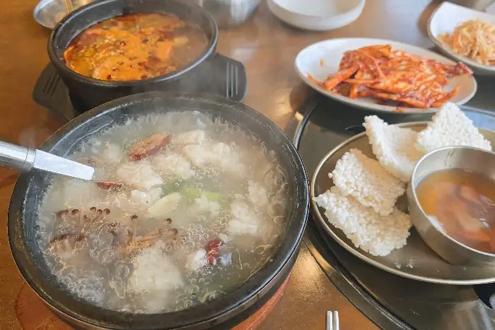 푸짐하게 담긴 누룽지탕