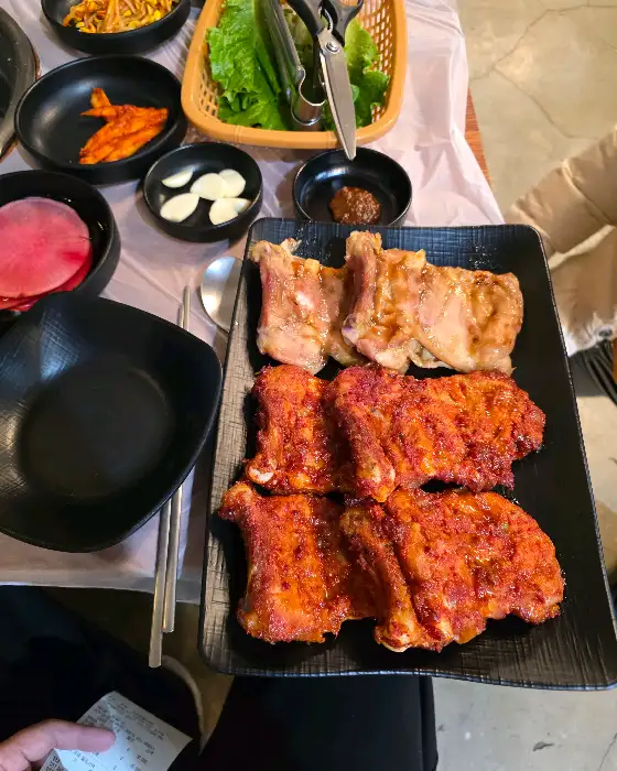다양한 맛의 닭갈비와 곁들임 찬
