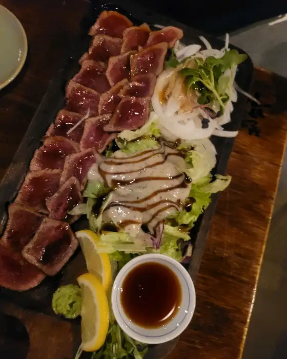 플레이팅이 돋보이는 소고기 타다끼