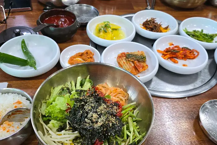 정갈하게 차려진 육회비빔밥 상차림