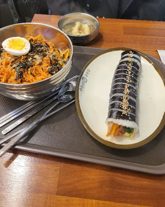 수유리우동집 외대점의 김밥과 비빔밥. 정갈하게 담겨 나옵니다.