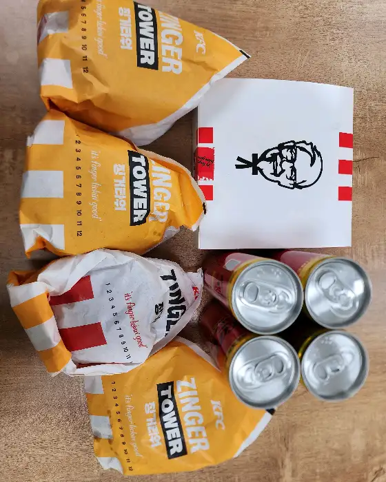 KFC 징거버거 포장 세트와 음료수 캔