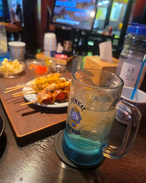 시원한 맥주가 담긴 잔과 꼬치 안주