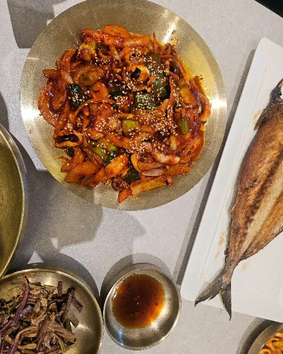 매콤달콤한 낙지볶음과 담백한 고등어구이
