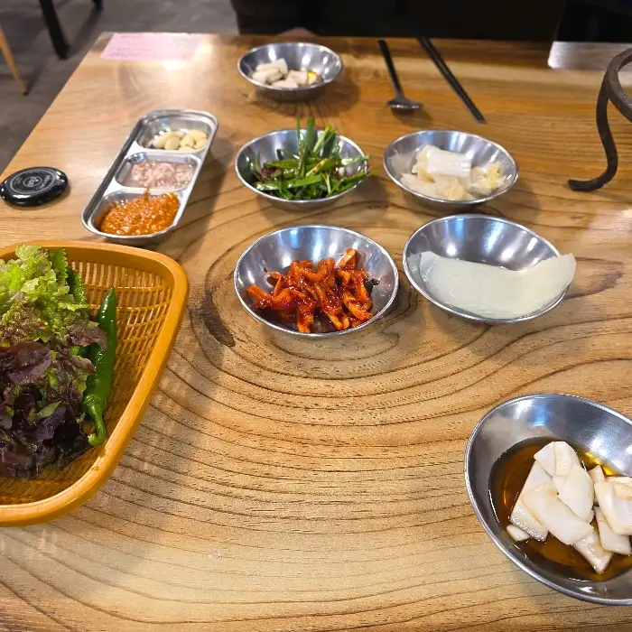 88왕족발 내부 테이블 세팅