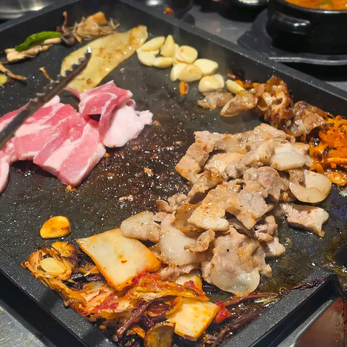 지글지글 구워지는 태돈의 삼겹살과 꼬들살