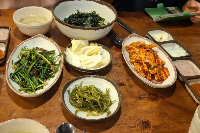 정갈하게 차려진 밑반찬들