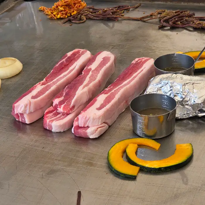 두툼한 삼겹살 덩어리