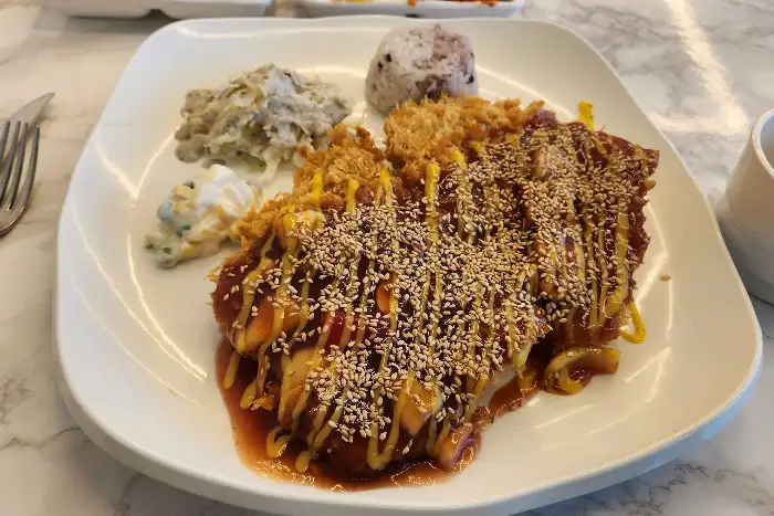 잘라놓은 양파치즈돈까스 단면 이미지