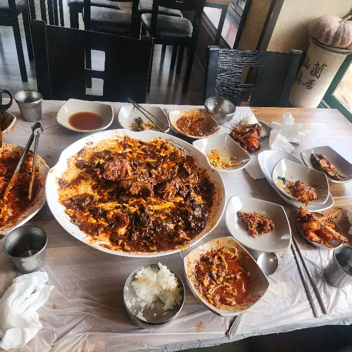 테이블 가득 차려진 푸짐한 식사