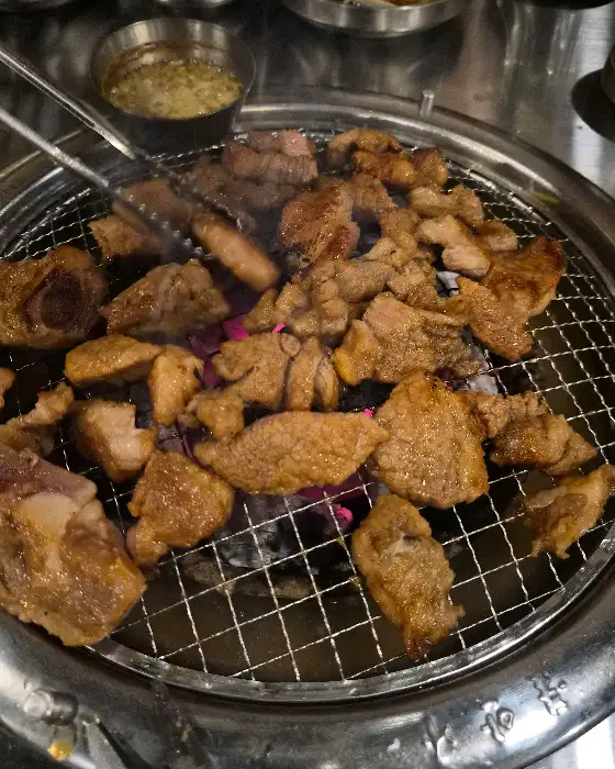 다양한 곁들임 찬과 함께 나온 돼지갈비