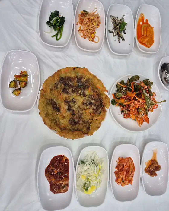 다양한 반찬과 굴전