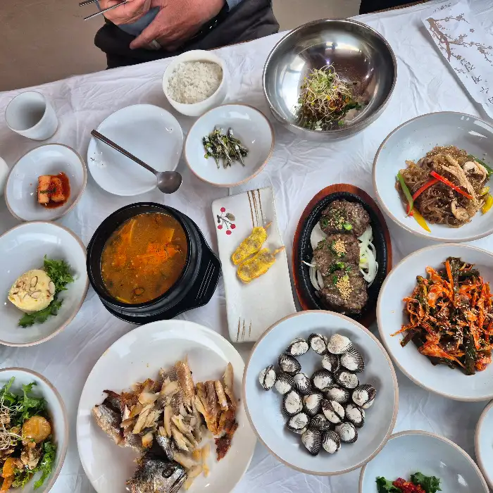 푸짐한 한상차림 일부
