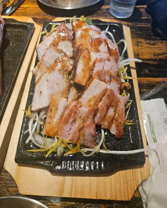 먹음직스러운 통삼겹살 바베큐