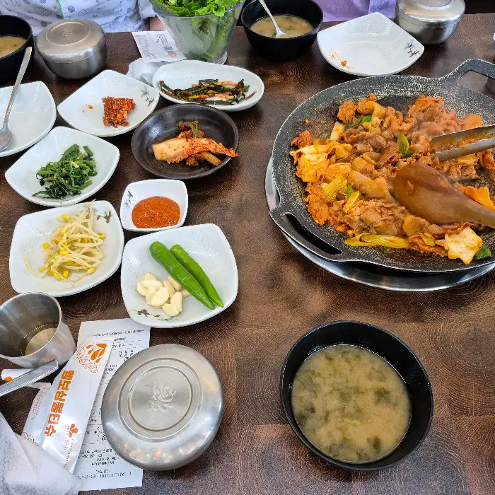 먹음직스럽게 익어가는 고기 요리