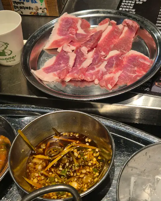 접시에 담긴 신선한 돼지고기 조각들