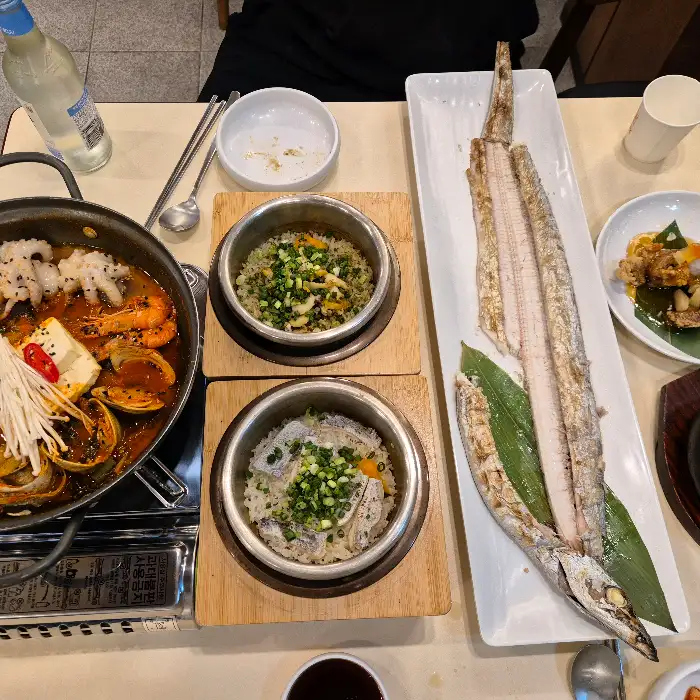 노릇하게 구워진 통갈치와 먹음직스러운 갈치조림
