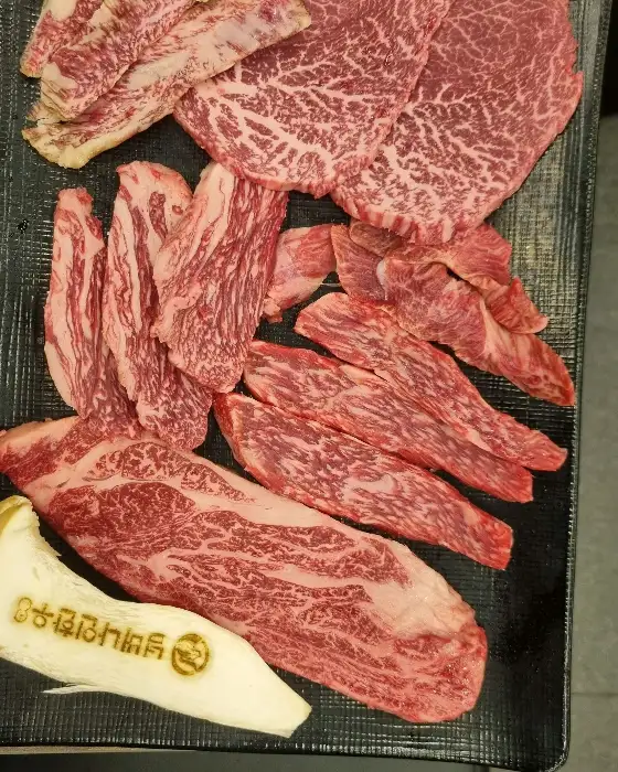 다양한 모양으로 썰린 신선한 한우