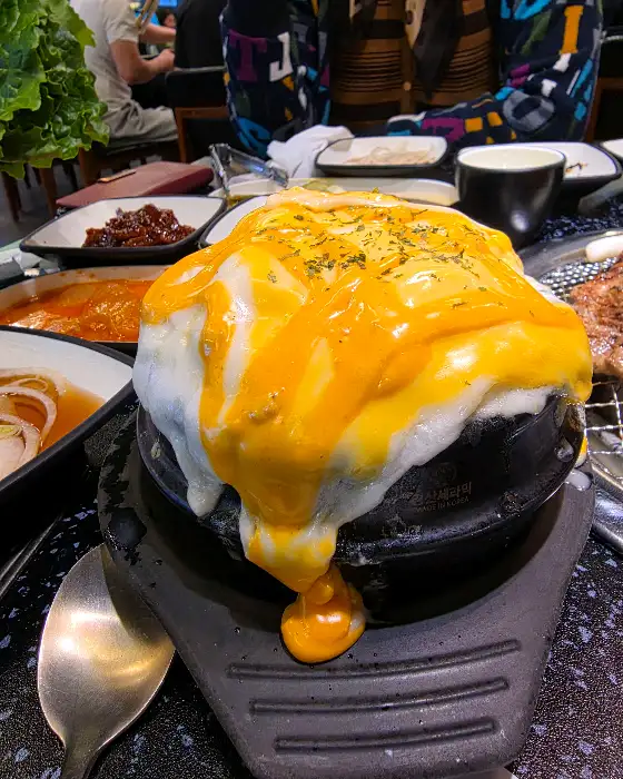 가득 부풀어 오른 치즈 계란찜