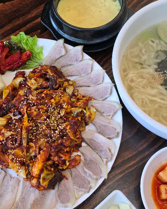 보쌈과 낙지볶음, 밥의 조합
