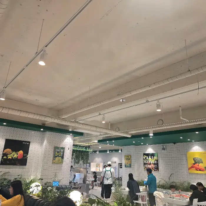 넓고 쾌적한 매장 내부 모습