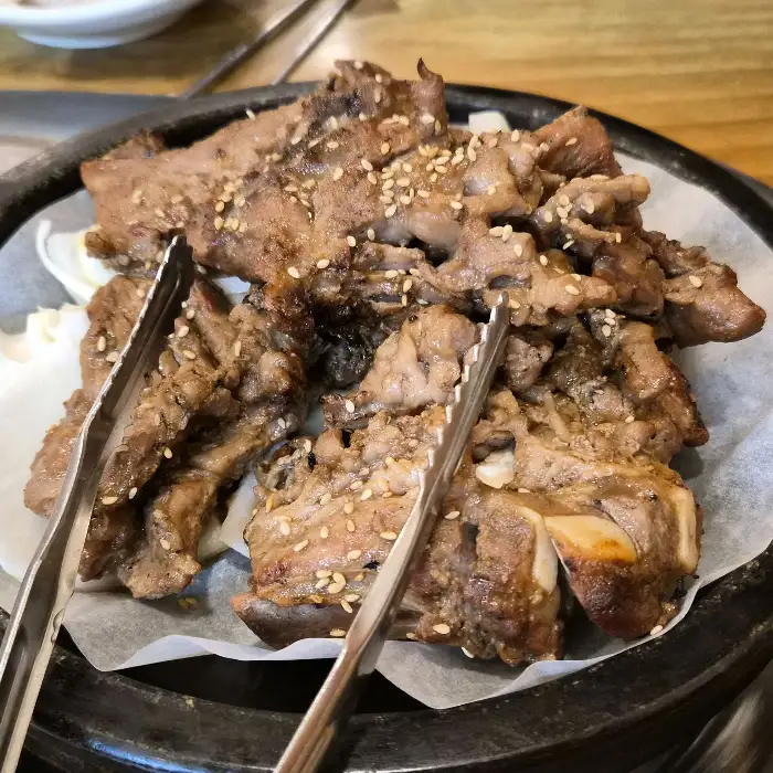 참숯에 초벌되어 나온 돼지갈비