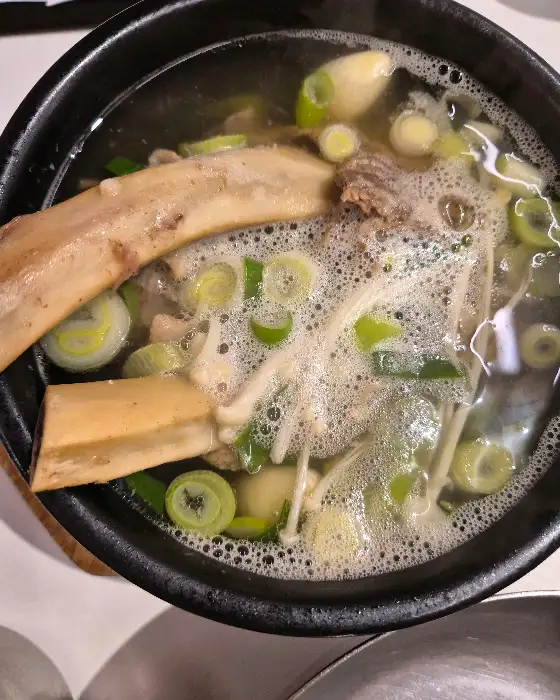 먹음직스러운 갈비탕 한 그릇