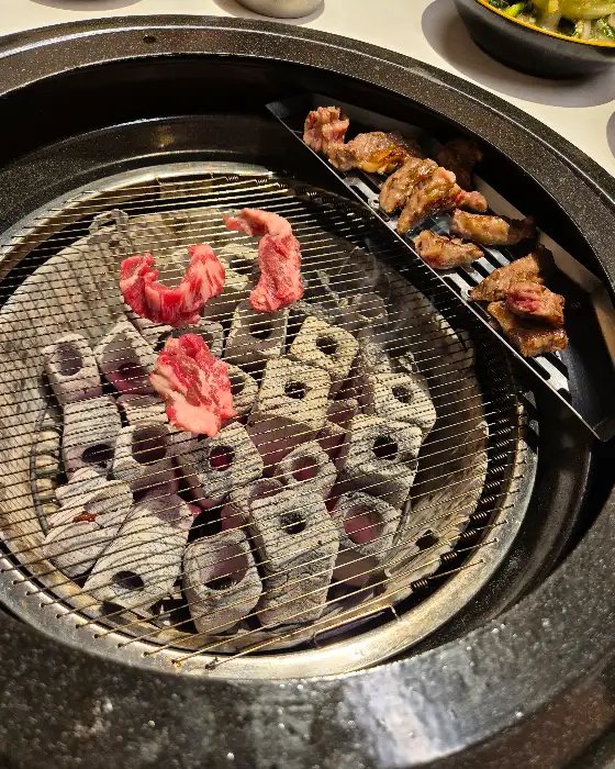 숯불 위에서 익어가는 다양한 부위의 갈비