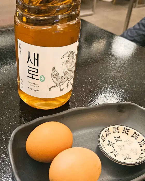 따끈하게 갓 구운 훈제 계란과 옥수수차