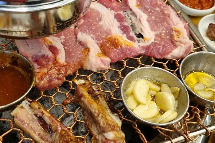 숯불 위에 올라갈 생갈비와 곁들임 재료들