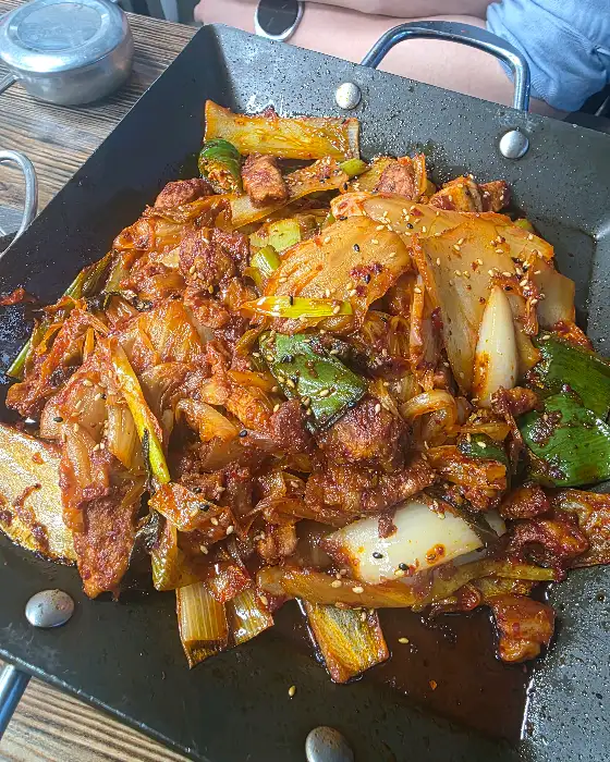 돼지고기와 김치, 파가 푸짐하게 볶아진 요리