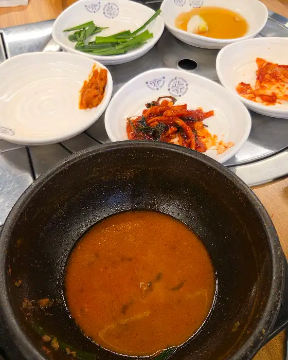 다양한 밑반찬과 국물