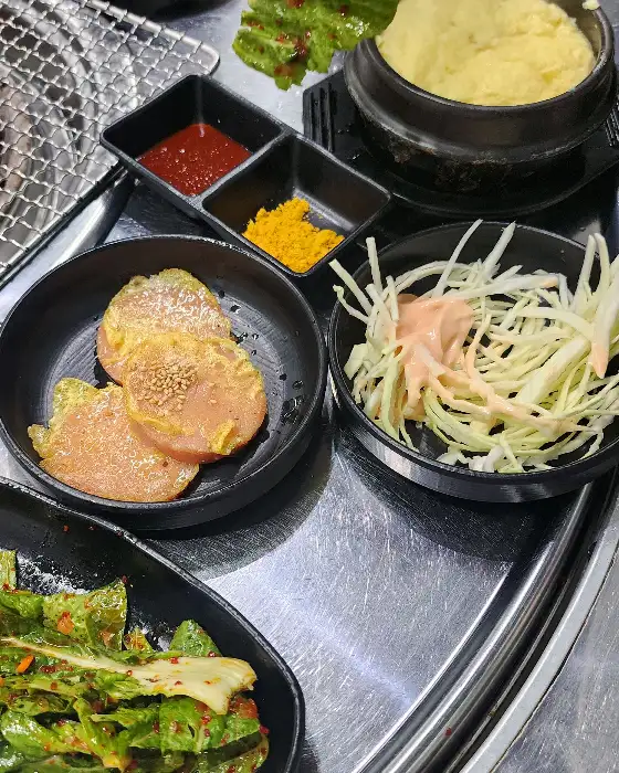다양한 밑반찬과 계란찜