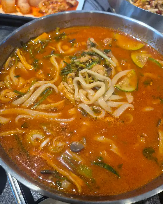얼큰한 국물이 일품인 장칼국수
