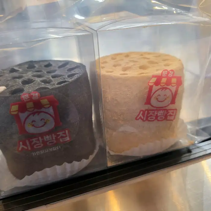 포장된 연탄빵의 검은색(다탄 연탄빵)과 흰색(연탄빵) 모습