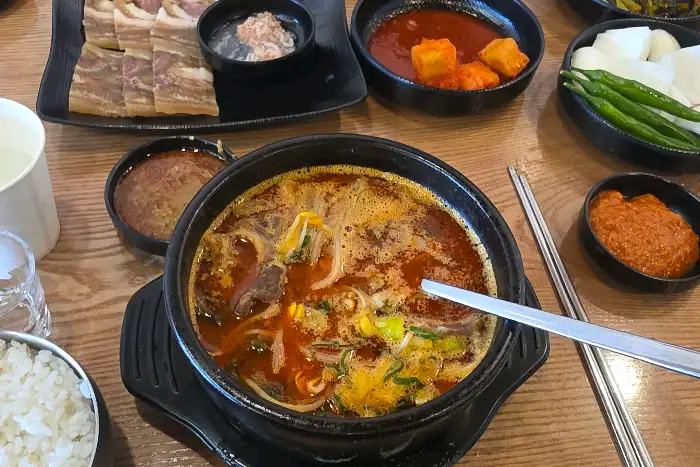 다양한 반찬과 함께 나온 해장국