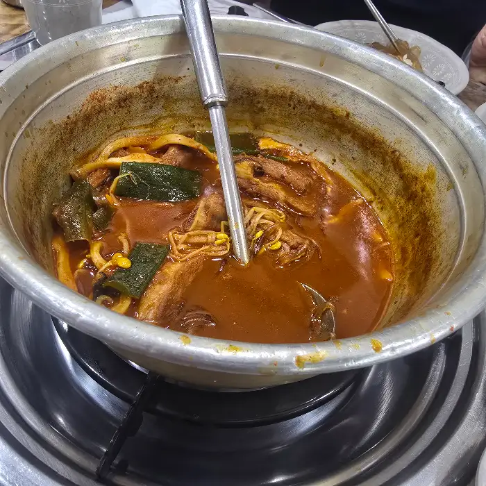 등갈비찜 냄비 안의 내용물을 클로즈업한 사진